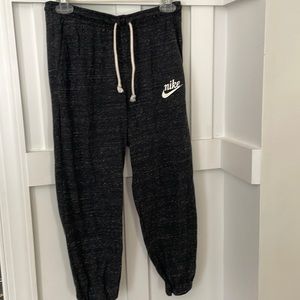EUC Womens Nike Jogger Sweats in 7/8 length, Size Small. Dark Gray.